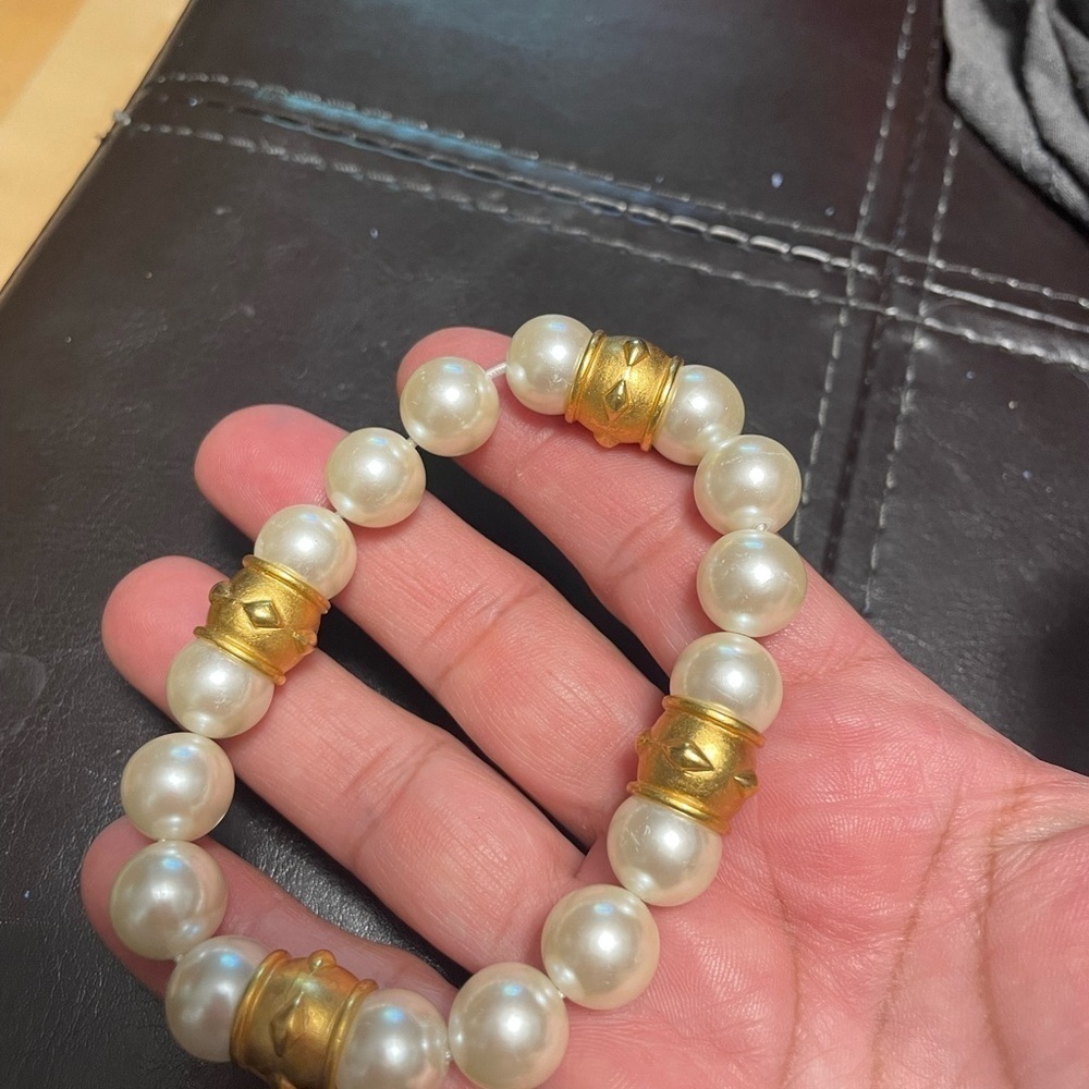 Vintage stretchy pearl feux with gold tone metal XL bracelet - Picture 3 of 3